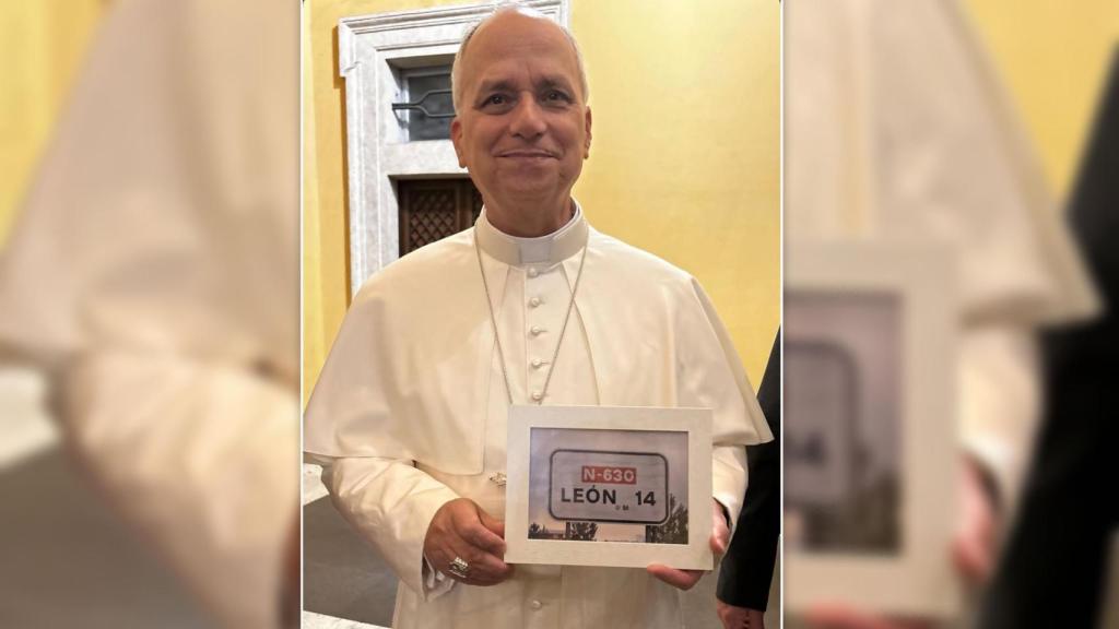 El Papa León XIV con el singular regalo que le ha hecho un sacerdote zamorano