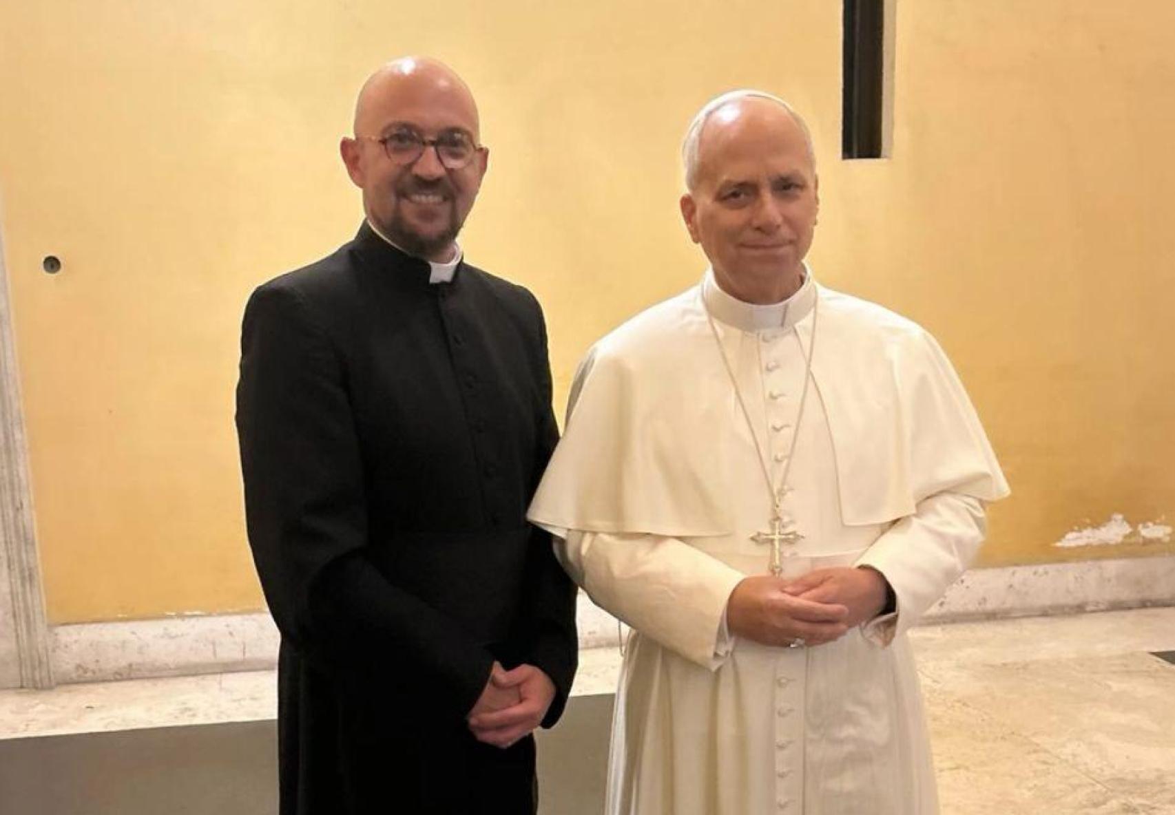 Héctor Galán Calvo junto al Papa León XIV