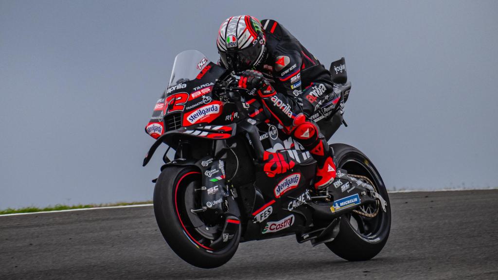 El italiano Marco Bezzecchi controla su Aprilia RS-GP25, en el circuito de Portimao.