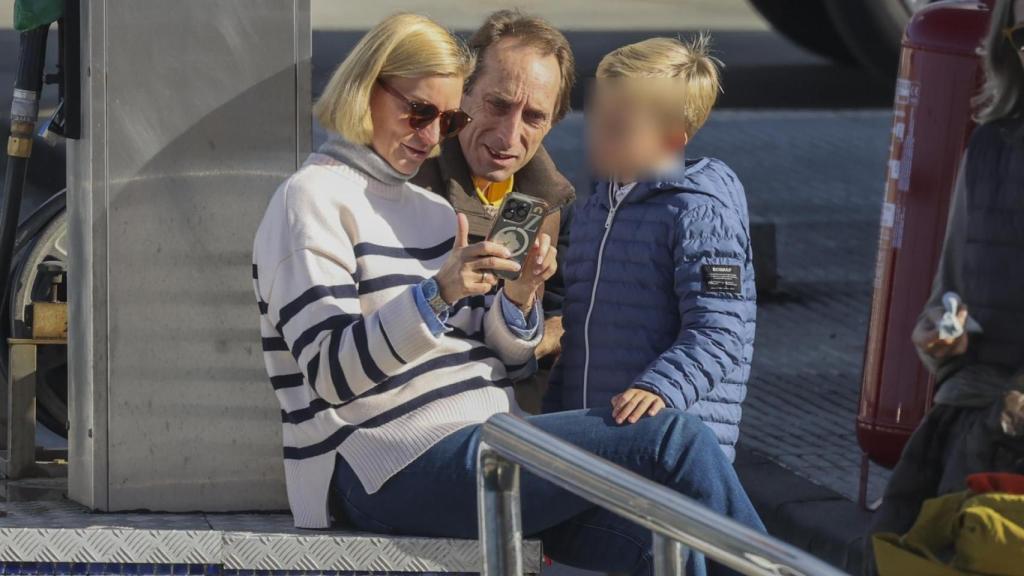 Alfonso y María Zurita charlan con Carlos, el hijo de la empresaria, en Sanxenxo.