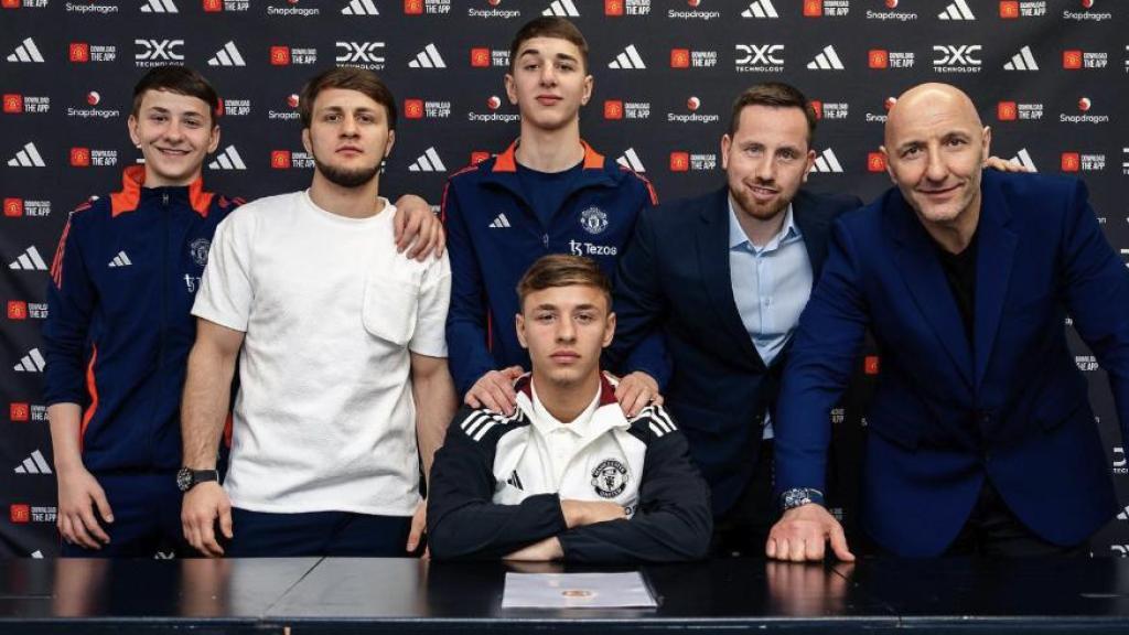 Amir Ibragimov, tras firmar su contrato profesional con el Manchester United, junto a sus hermanos