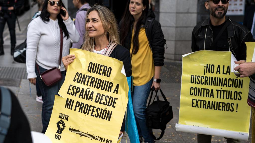 Varios profesionales sanitarios en una manifestación por la homologación de títulos extranjeros.