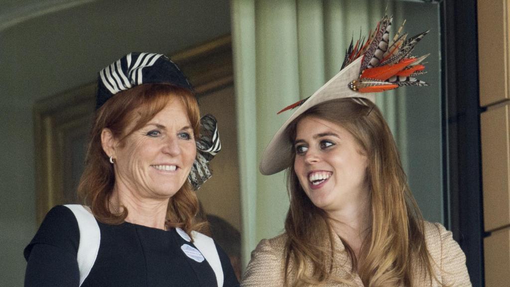La princesa Beatriz de York, con su madre, Sarah Ferguson, en las carreras de Ascot en 2017.