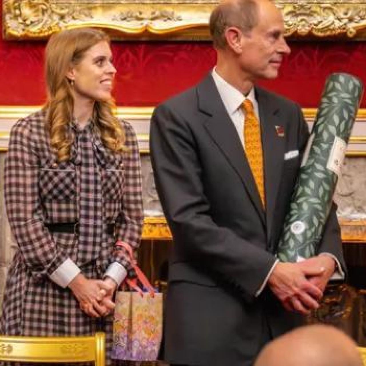 Beatriz de York y su tío, el Príncipe Eduardo, en un evento organizado por la asociación de ayuda juvenil The Outward Bound Trust.