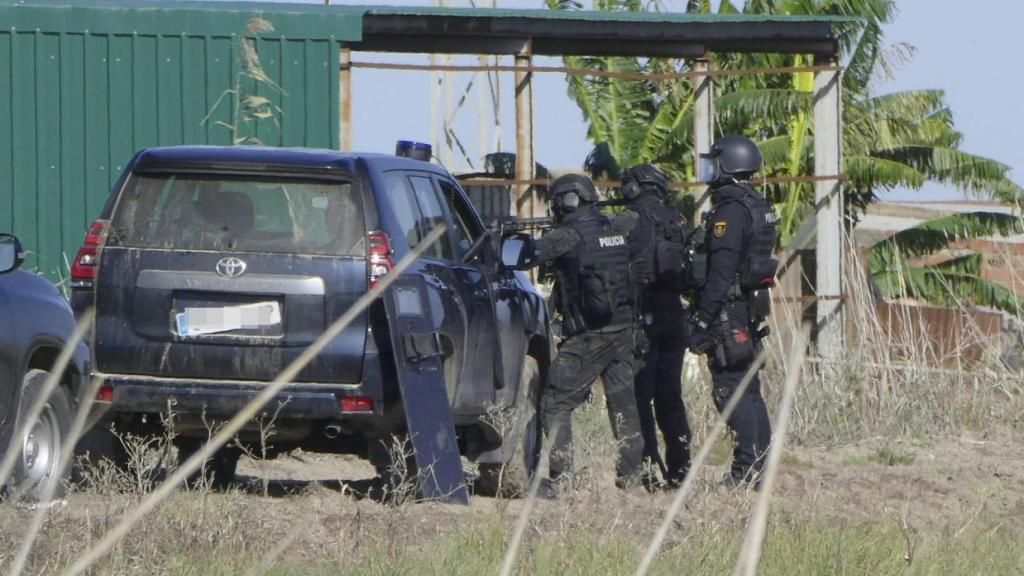 La Policía durante el operativo en Isla Mayor