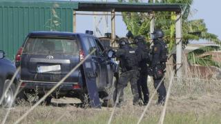 La Policía durante el operativo en Isla Mayor