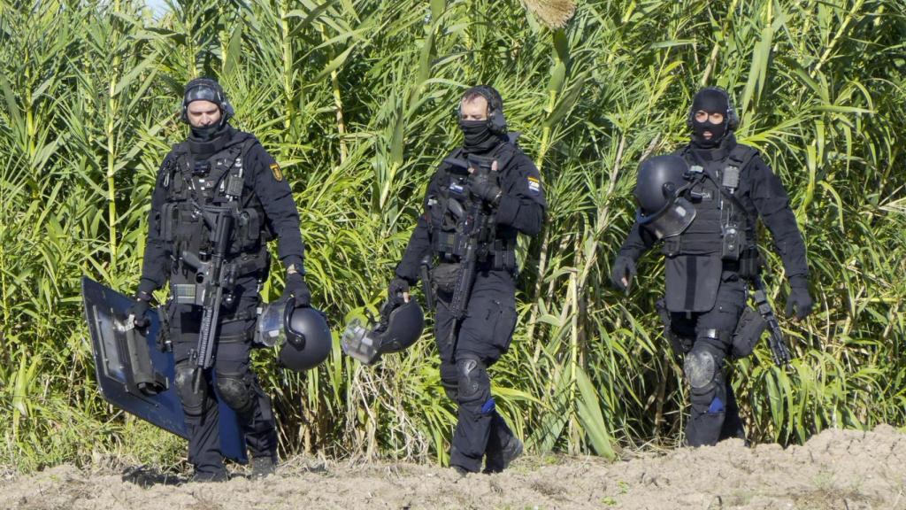 La Policía durante el operativo en Isla Mayor