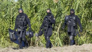 La Policía durante el operativo en Isla Mayor