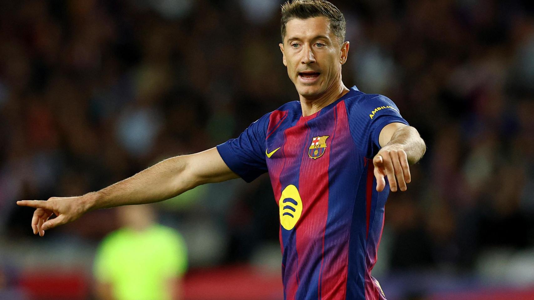 Lewandowski da instrucciones a sus compañeros durante el partido ante el Elche.