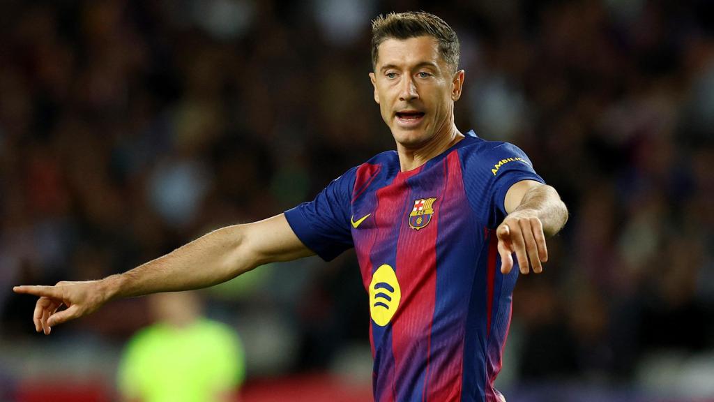 Lewandowski da instrucciones a sus compañeros durante el partido ante el Elche.