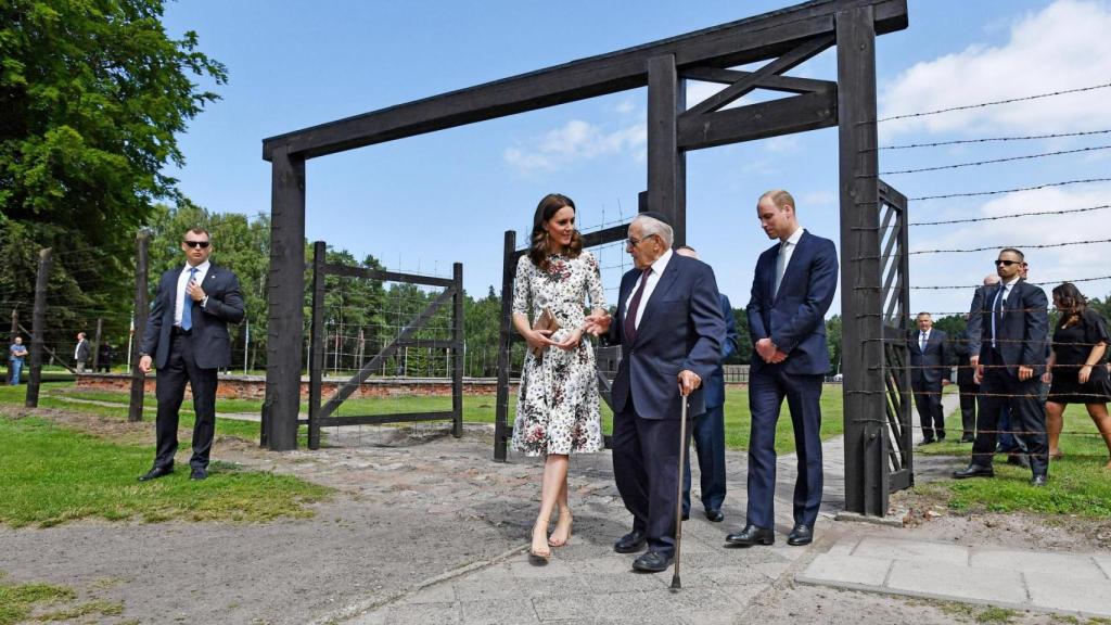 Los príncipes Guillermo y Kate coincidieron con Manfred Goldberg en 2017, durante su visita al antiguo campo de concentración nazi de Stutthof, cerca de Gdansk.