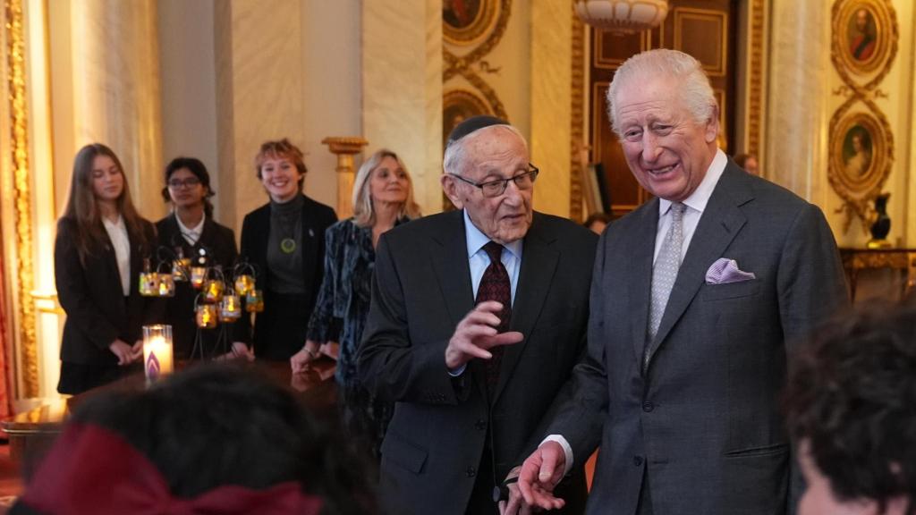 El rey Carlos III, con Manfred Goldberg, en una recepción con motivo del 'Holocaust Memorial Day' en Londres, el pasado mes de enero.