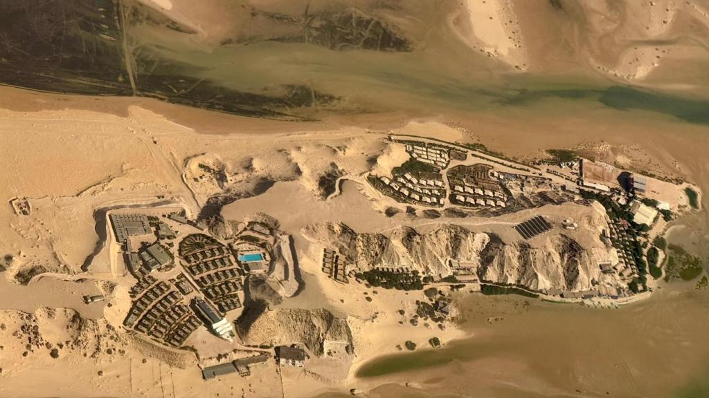 Vista aérea de uno de los resorts construidos por Marruecos sobre las dunas de Dajla.