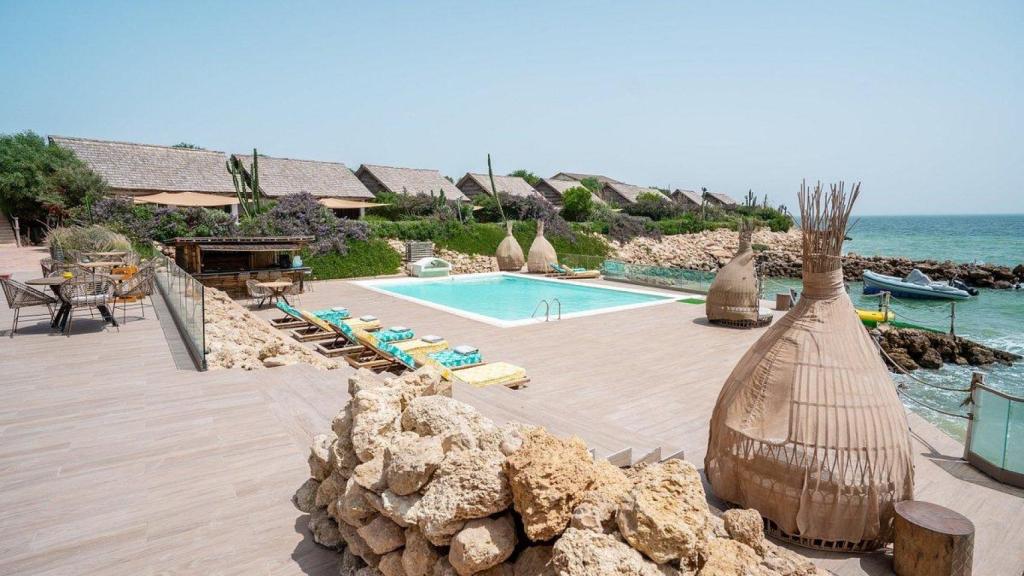 La web oficial de Marruecos ofrece estos resorts de la siguiente manera: Estas costas están entre las más bellas de Marruecos. Aislados del mundo por el desierto circundante, son un verdadero remanso de paz, el lugar ideal para disfrutar del sol de 25 grados durante todo el año.