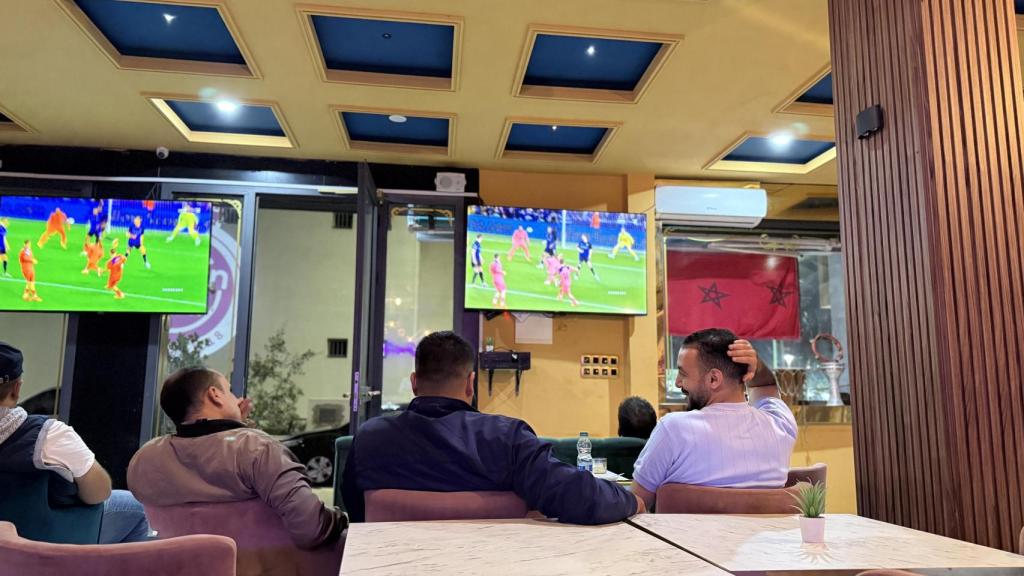 Un grupo de hombres visualizan un partido del FC Barcelona en una cafetería de la avenida Al Walae, en Dajla.