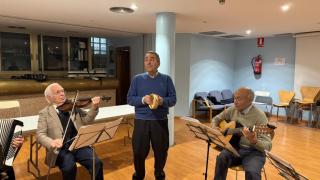 Aurelio Forcano en medio, ensayando con la pandereta.