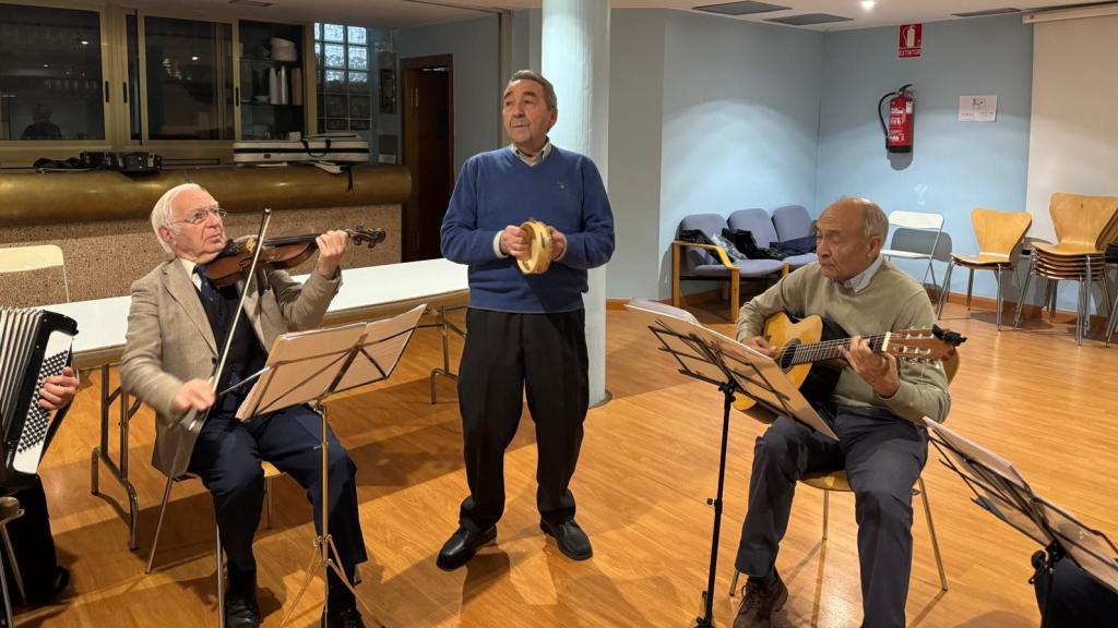 Aurelio Forcano en medio, ensayando con la pandereta.