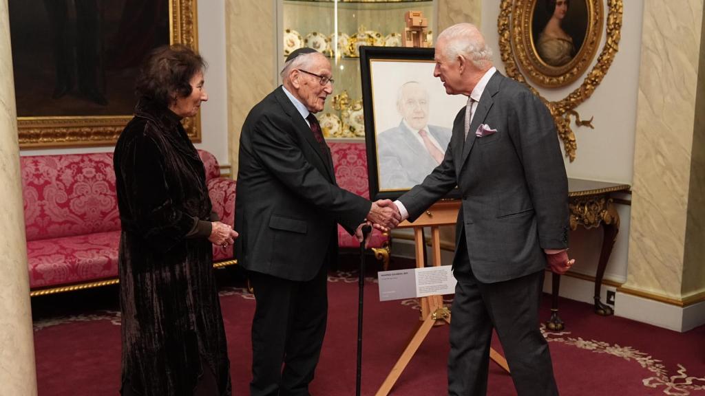 El rey Carlos III, con Manfred Goldberg, en la conmemoración del Día del Holocausto, el pasado mes de enero.