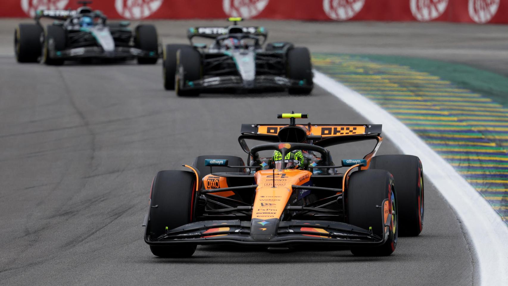 Norris liderando la sprint del GP de Brasil.