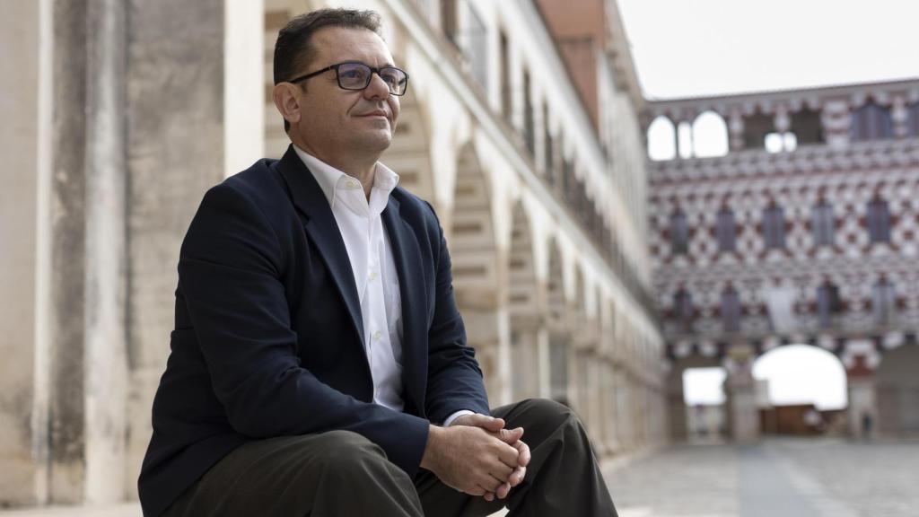 El candidato de Juntos por Extremadura, Raúl González, atiende a EL ESPAÑOL en la Plaza Alta de Badajoz.