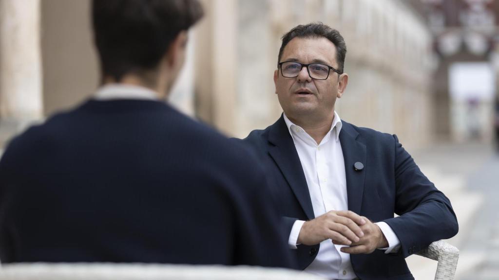 El candidato de Juntos por Extremadura, Raúl González, atiende a EL ESPAÑOL en la Plaza Alta de Badajoz.