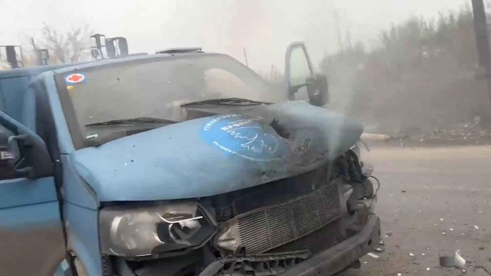 Ataque al vehículo humanitario identificado.