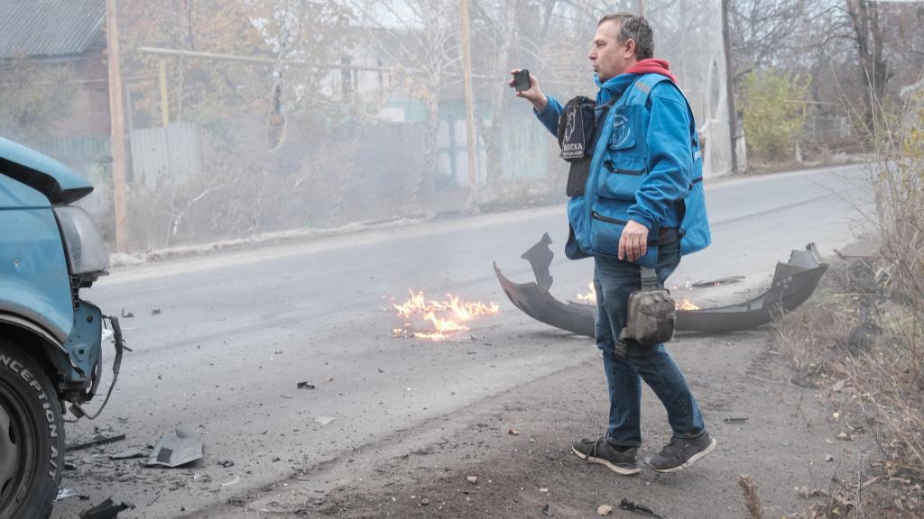 El trabajador humanitario Evgeny Tkachev documenta con su teléfono el estado en el que ha quedado el vehículo de evacuación de Proliska instantes después del ataque ruso.