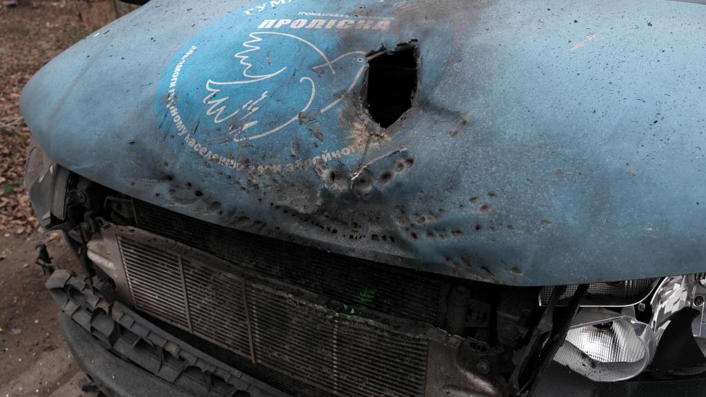 Impacto de un dron lanzado por las tropas rusas contra un vehículo de evacuación humanitaria dentro de la ciudad de Kostyantynivka.