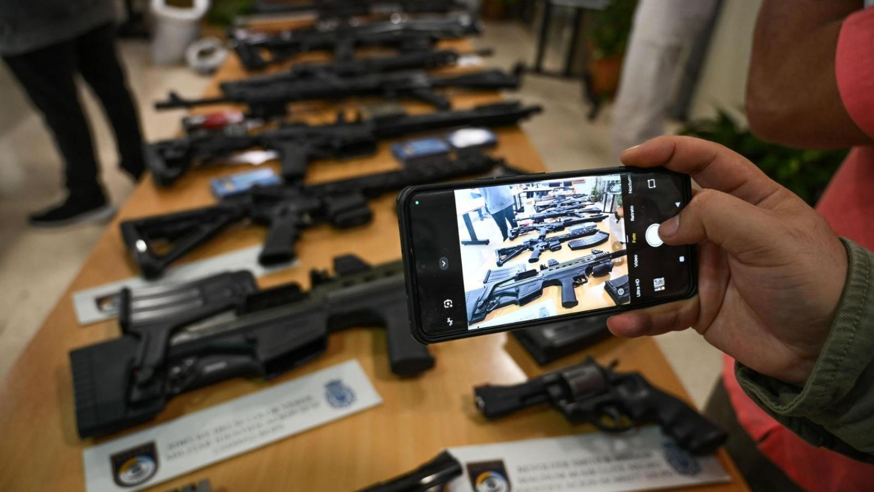 Armas de guerra intervenidas por la Policía Nacional a un grupo de delincuencia organizada.