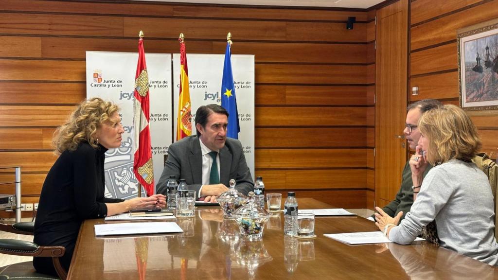 El consejero de Medio Ambiente, Vivienda y Ordenación del Territorio, Juan Carlos Suárez-Quiñones, se ha reunido con representantes de los vecinos de Arroyovereda