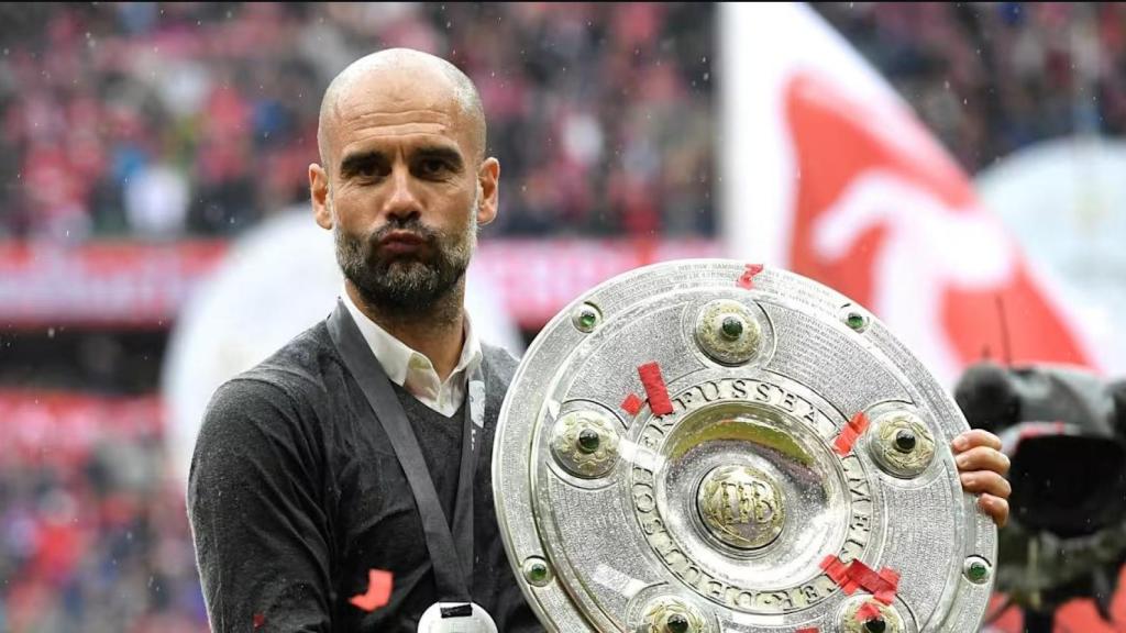 Guardiola posa con el título de la Bundesliga.