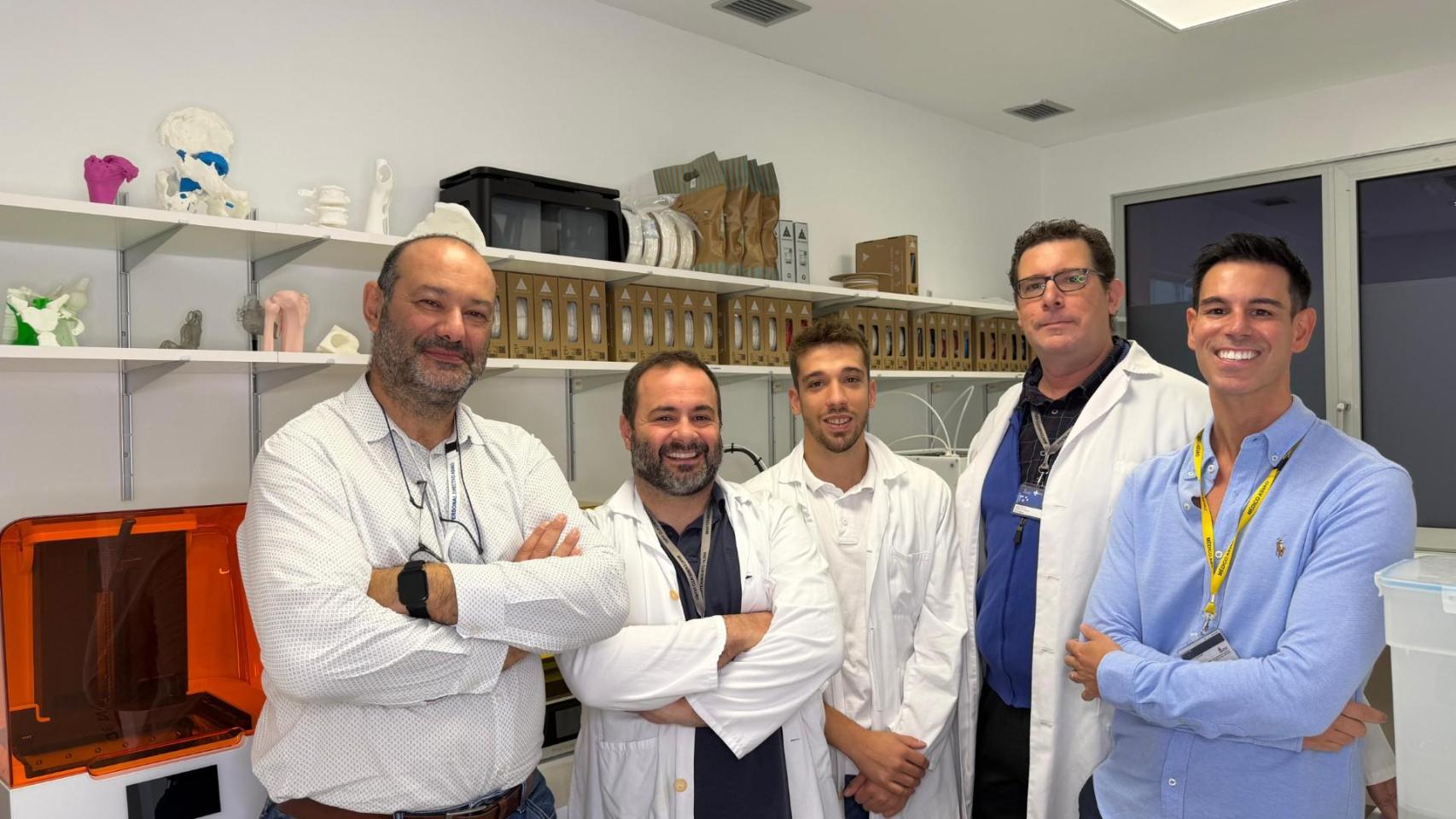 De izquierda a derecha: Juan José Jiménez (subdirector de Gestión HURH), Fernando Espí (ingeniero), Diego Benavides (ingeniero biomédico), José Carlos Cardillo (jefe Servicio Mantenimiento HURH) e Ignacio Aguado (traumatólogo).