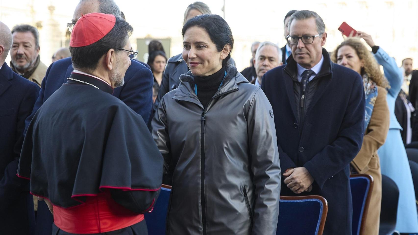 La presidenta de la Comunidad de Madrid, Isabel Díaz Ayuso, en la misa de la Almudena, antes de ser evacuada en ambulancia.