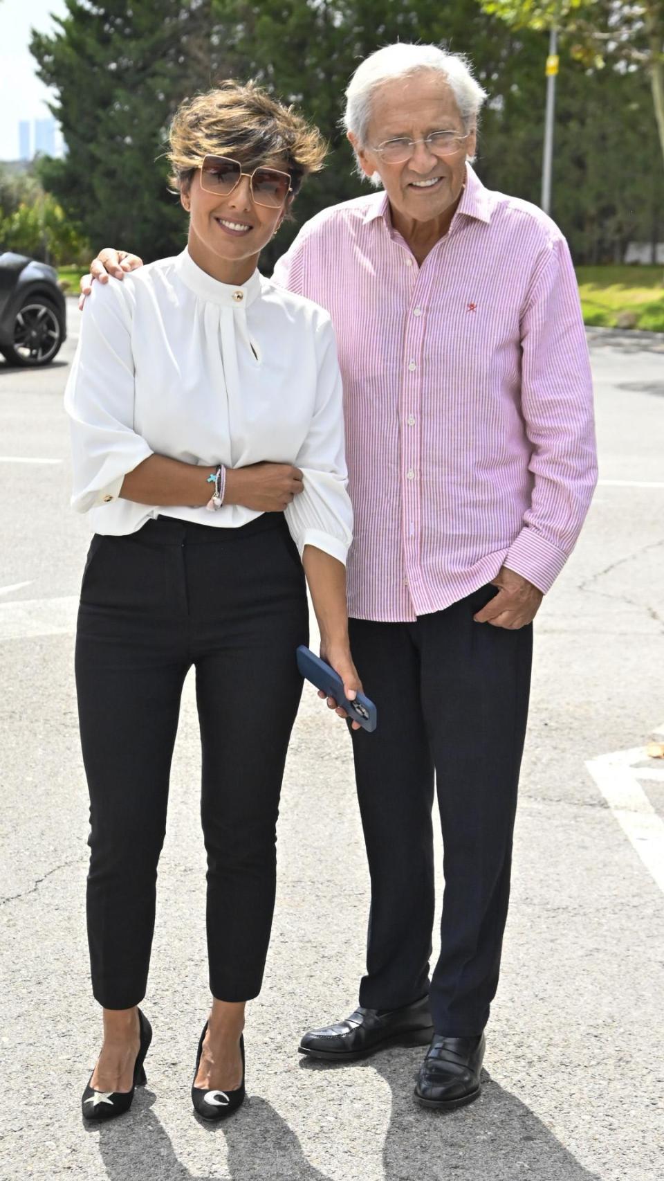 Fernando Ónega, junto a su hija Sonsoles, en el funeral de María Teresa Campos, el 5 de septiembre de 2023.