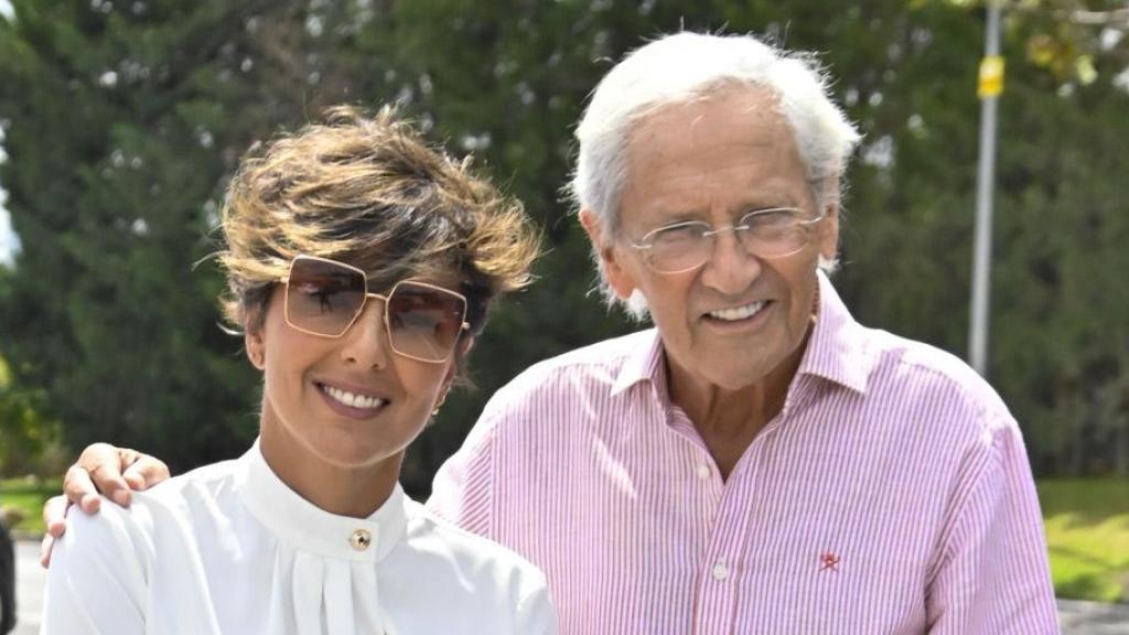 Fernando Ónega, junto a su hija Sonsoles, en el funeral de María Teresa Campos, el 5 de septiembre de 2023.