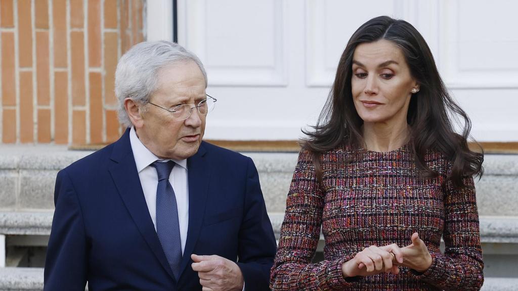 Fernando Ónega, junto a la reina Letizia, en una audiencia ofrecida al diario '65ymás' y a su comité de expertos en el Palacio de la Zarzuela, el pasado mes de febrero.