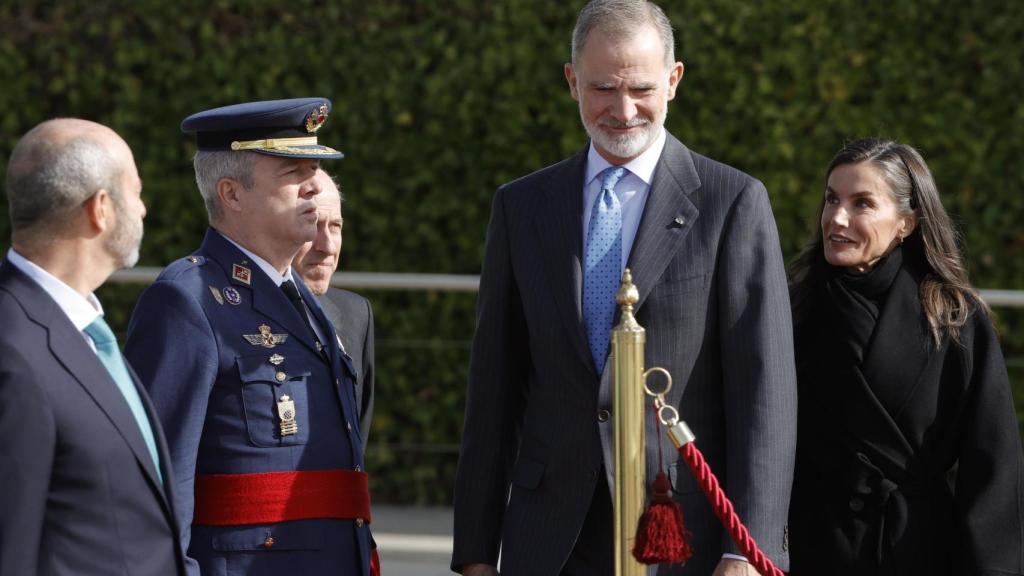 Los reyes Felipe y Letizia en el aeropuerto Adolfo Suárez-Madrid Barajas, a punto de embarcar en el avión que los llevará hasta China.
