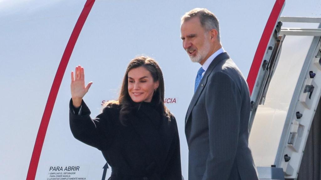 Los reyes Felipe y Letizia, momentos antes de embarcar.