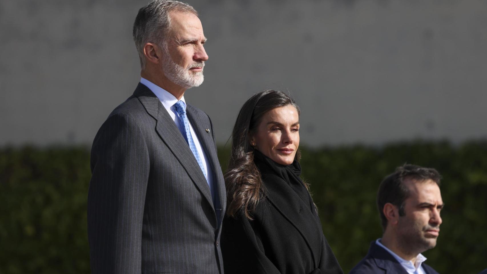Los reyes Felipe VI y Letizia, en la ceremonia de despedida con honores con motivo de su viaje de Estado a China.