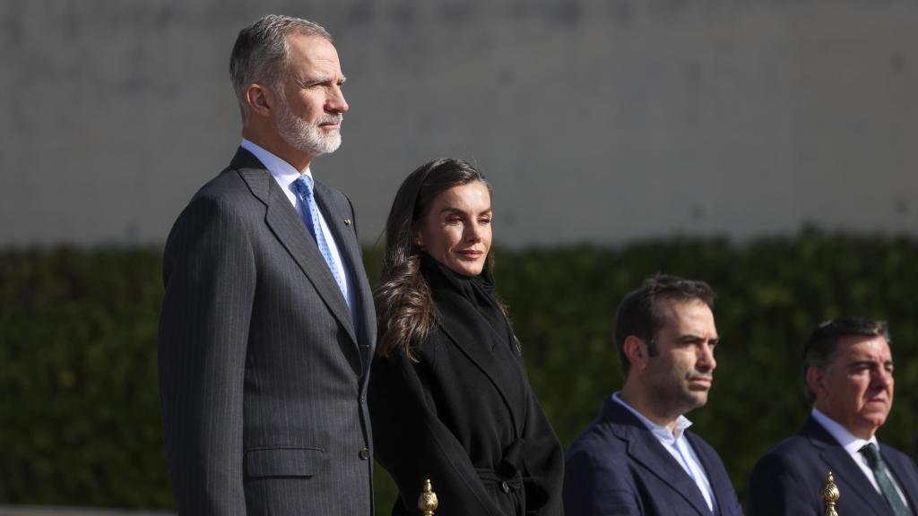 Los reyes Felipe VI y Letizia, en la ceremonia de despedida con honores con motivo de su viaje de Estado a China.