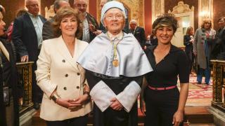 Fernando Ónega, con sus hijas Cristina y Sonsoles, en la ceremonia de investidura como Académico de Honor de la Real Academia Europea de Doctores (RAED) en Madrid.