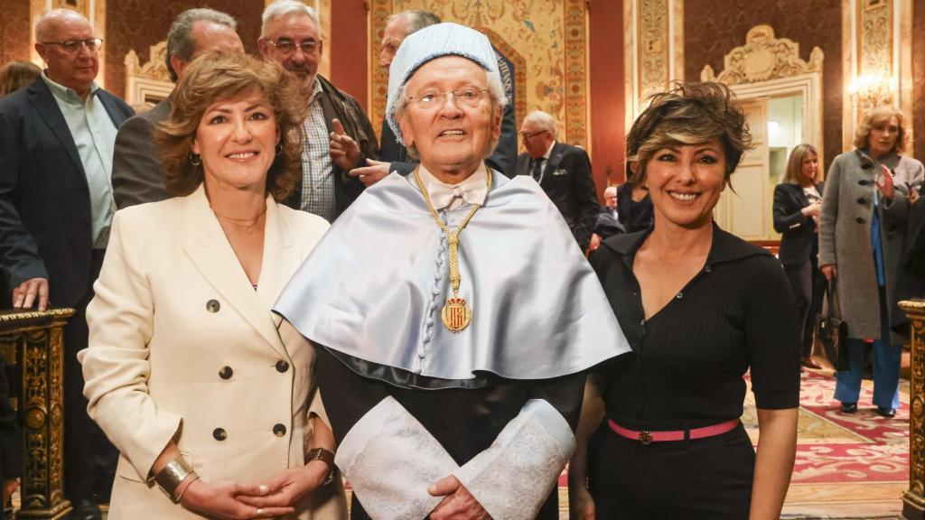 Fernando Ónega, con sus hijas Cristina y Sonsoles, en el acto de investidura como Académico de Honor de la Real Academia Europea de Doctores (RAED) en Madrid.