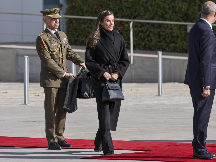 Su Majestad la Reina Letizia de camino al avión que la llevará a la ciudad chinca de Chengdú.