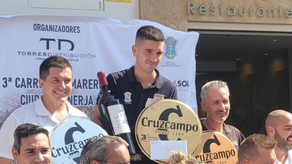 Carlos Ramos (centro) recogiendo su premio como camarero más rápido.