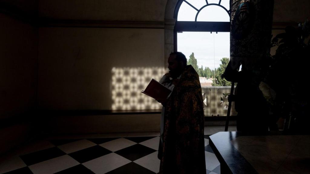 Imagen de un sacerdote en una ceremonia. Ricardo Rubio / EP