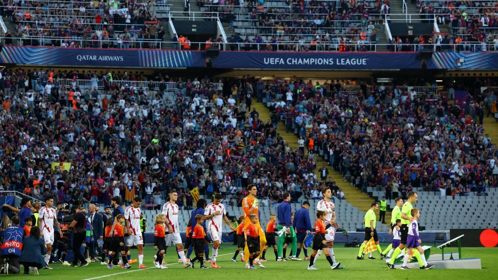 Jugadores del FC Barcelona y de Olympiacos antes de un partido de la Champions League.