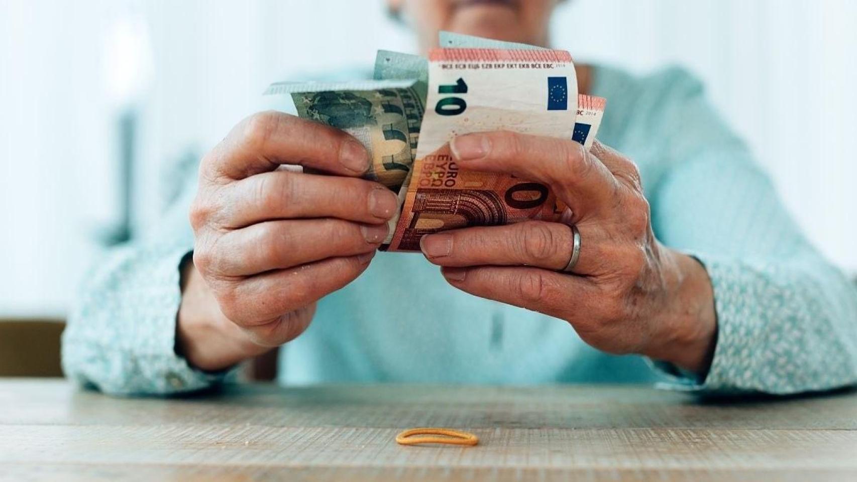 Una abuela contando dinero.