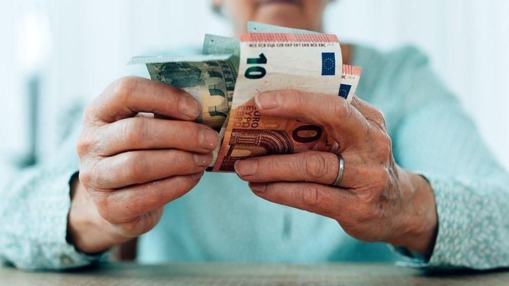 Una abuela contando dinero.