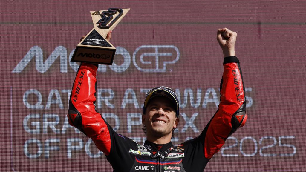Marco Bezzecchi celebra su victoria en el Gran Premio de Portugal, en el circuito de Portimao.