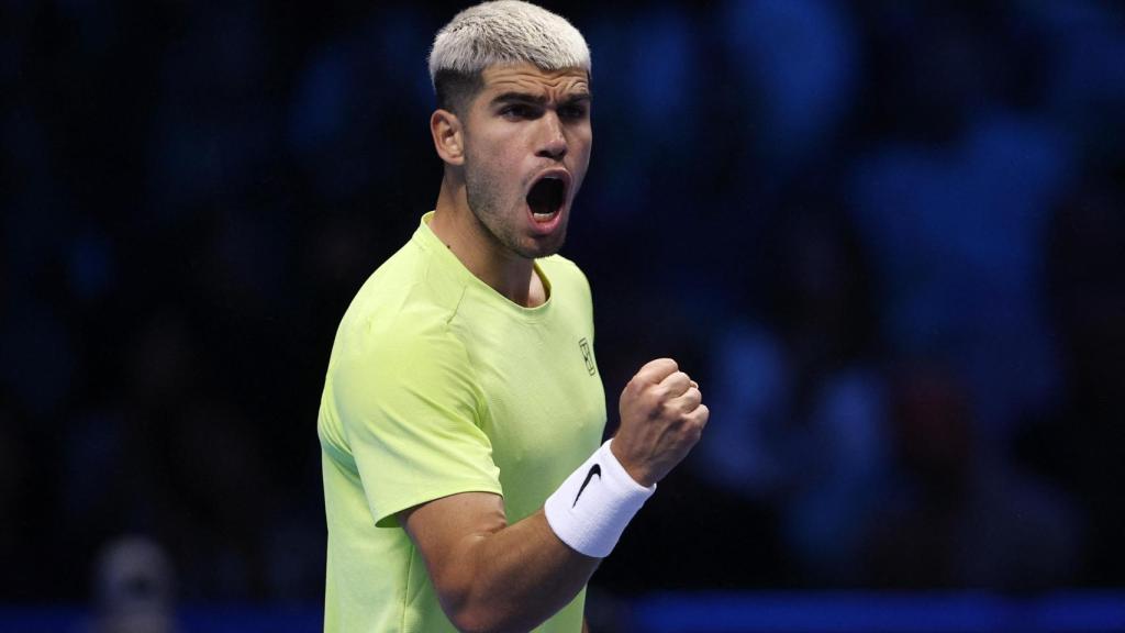 Alcaraz celebra un punto frente a De Miñaur en las ATP Finals.